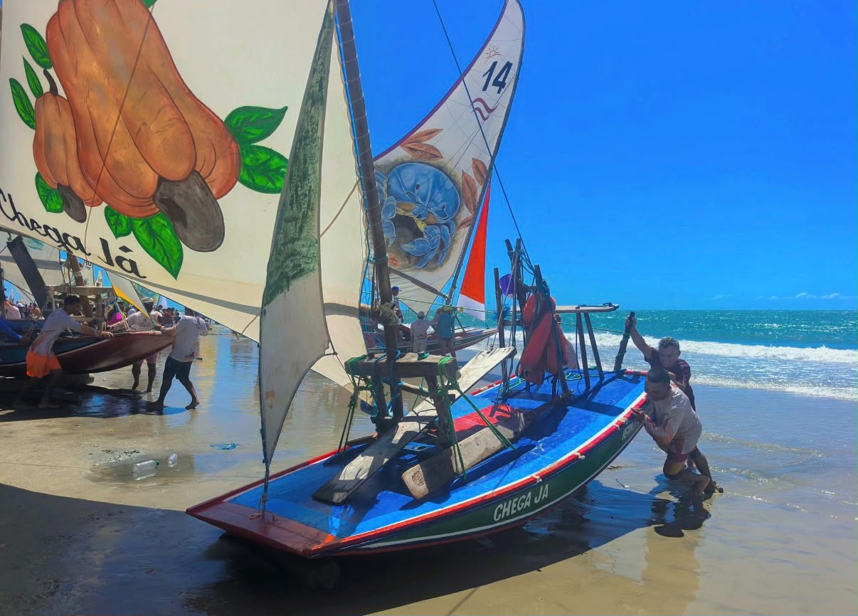 Pêcheurs de Pontal de Maceió mettant à l'eau leur jangada aux voiles peintes